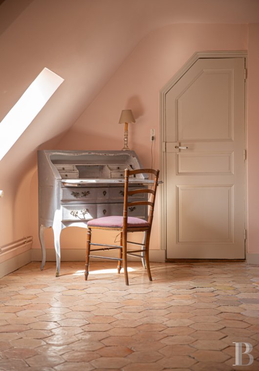 Dans le Perche, au nord-est de Bellême, une maison des 18e et 19e siècle au milieu de grands arbres  - photo  n°34